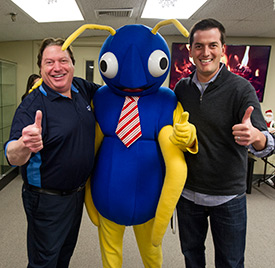 Big Blue Solutions’ Stephan and Brian Goldman post with Nibbles Woodaway (Photo: Big Blue Bug Solutions)