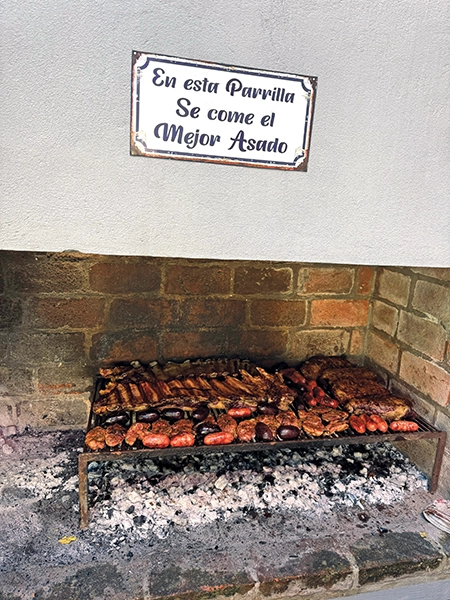 Roast Boast: The sign translates into “The best roast is eaten at this grill.” Linares confirms it could be true. It was displayed at Guillermo Tarelli’s asado in Buenos Aires. PHOTO: ANDY LINARES